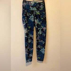 Old Navy Powersoft mid-rise 7/8th length blue floral leggings sz M
